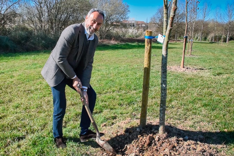 IMQ se une a la plantación de los más de 200 árboles del Bosque de la Concordia